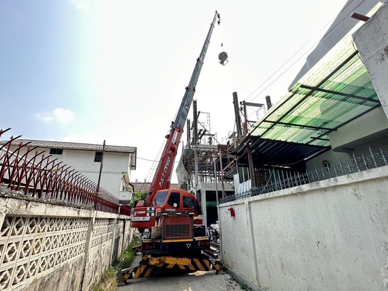 เช่ารถเครน 10 ตัน ทำงานในซอยแคบ กรุงเทพฯ | PST.CRANE