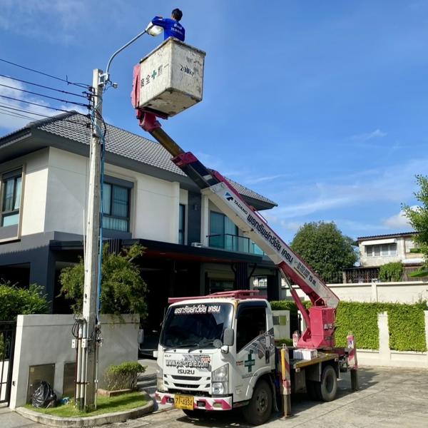 ช่ารถกระเช้า 15 เมตร เปลี่ยนหลอดไฟ โครงการหมู่บ้าน กรุงเทพ