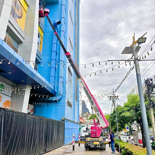 เช่ารถกระเช้า Skymaster 27 เมตร ติดสติกเกอร์ อาคาร กรุงเทพ