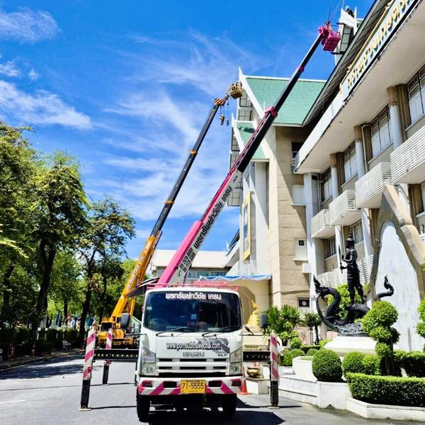 รถกระเช้า Skymaster และ รถเครน ทำงานร่วมกัน กรุงเทพ