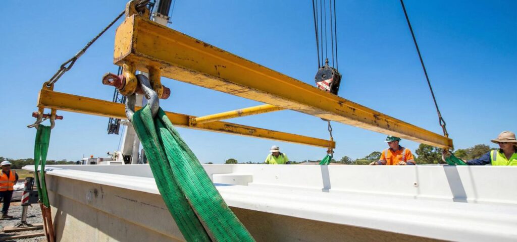 การใช้อุปกรณ์ช่วยยก Spreader Bar กับสระไฟเบอร์กลาส